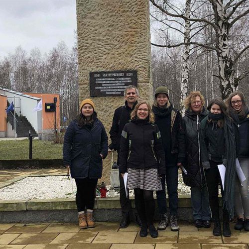 Uczennice z Drezna odwiedziły Miejsce Pamięci Stalag VIII A
