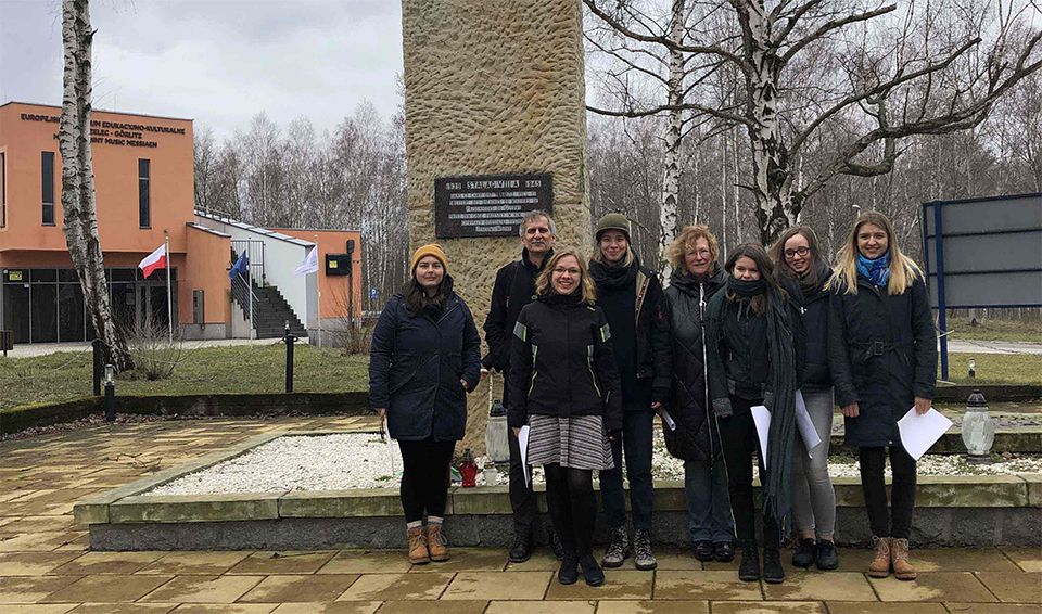 Uczennice z Drezna odwiedziły Miejsce Pamięci Stalag VIII A